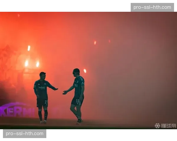 暖心一幕：两队球员为看台上突发疾病的球迷暂停比赛。