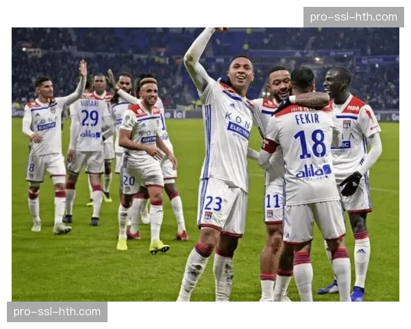 战术复盘:里昂如何通过双边卫纵深前提,击穿朗斯密集防守 战术复盘:里昂如何通过双边卫纵深前提,击穿朗斯密集防守